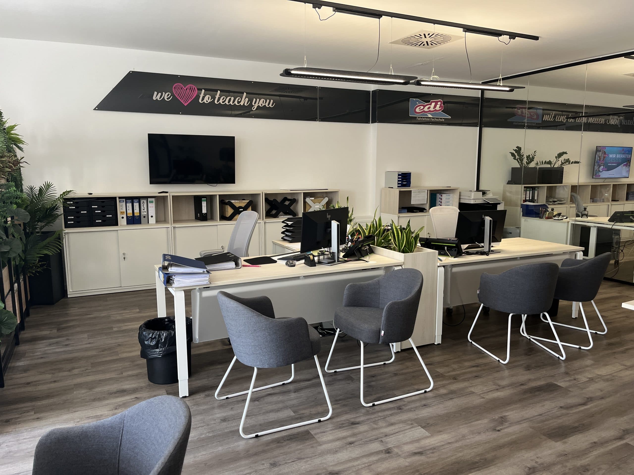 Modernes Büro mit Arbeitsbereichen