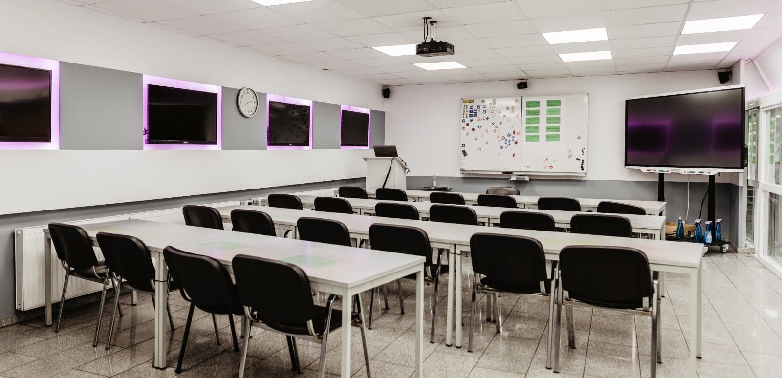 Modernes Klassenzimmer mit LED-Screens